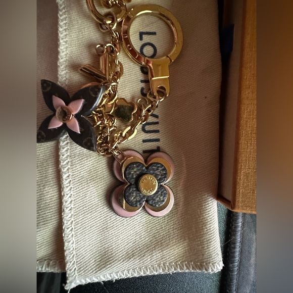 🎈Sold🎈Authentic Louis Vuitton Blooming flower charm - Picture 7 of 9